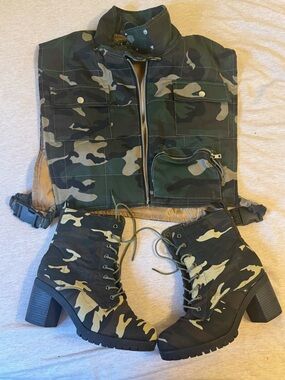 Camo Utility Vest & Lace-Up Heeled Boots  size 8  1/2 Set - Green Camo
